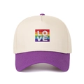 Dettaglio del ricamo LOVE arcobaleno su un cappellino da baseball a cinque pannelli - Regolabile / Viola