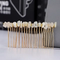 Dettaglio ravvicinato di un pettine per capelli in filo dorato con pietre di cristallo bianco - Pietra di Luna Bianca + Pettine Dorato a 20 Denti