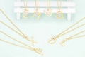 Collier alphabet plaqué or 18K avec pendentifs en zircon sur fond vert clair - Lettre A / Or