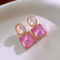 Macro dettaglio di orecchini retrò con cornice dorata, resina rosa e inserto in madreperla - Silver Earring Post - Viola