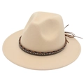 Dettaglio cappello fedora beige in lana con fasce intrecciate e strass luminosi - Beige
