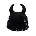 Schwarze Strickmütze mit Teufelshörnern, Distressed-Löchern und silberner Sicherheitsnadel - Einheitsgröße / Schwarz
