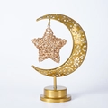 Détail de lampe lune dorée avec étoile en rotin tressé et socle métallique robuste - Lampe Lune Style Étoile en Rotin / Blanc chaud