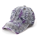 Detalle de gorra de béisbol de mezclilla desgastada con rotos y forro de tela color púrpura - Ajustable / Denim Azul-Púrpura