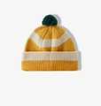 Detail van geel en wit gestreepte gebreide muts met groene pompon voor de winter - Eén maat / Geelbeige