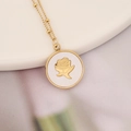 Makroaufnahme der goldenen Edelstahlkette mit rundem Muschel-Rosen-Anhänger - Gold Rund Rose Blume Stil (2#)