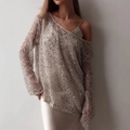 Sprankelende champagne pailletten top met mesh lange mouwen en off-shoulder design - S / Lichtgrijs