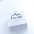 Detail der gedrehten silbernen Edelstahlrings mit einem polierten herzförmigen Zentrum - US 9 / Gedrehtes Großes Herz / Silber