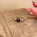 Verstellbarer goldener Webring mit rundem Tigerauge-Stein und mikro-besetzten Zirkonen - Rundes Tigerauge Gedrehtes Seil Stil (J1070 Gold D) / Gold