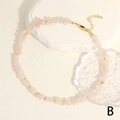 Dettaglio macro della collana in quarzo rosa con perline dorate e chiusura a moschettone - Quarzo Rosa (NE2134-B)