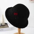 Detalle de sombrero cloche de felpa negra con lazo de terciopelo rojo y abalorios - 56-58cm / Negro
