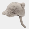 Dettaglio del cappellino da baseball in peluche grigio chiaro con orecchie di gatto e coda - Grigio chiaro