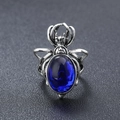 Dettaglio anello a ragno in argento vintage con grande gemma ovale blu scuro - Aperto Regolabile / Blu