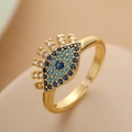 Verstellbarer Ring mit blau-weißen Zirkonias im Evil-Eye-Design aus Gold in Makroansicht - Gold / Einstellbar Offen