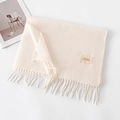 Sciarpa beige morbida al tatto cashmere con eleganti frange e etichetta tessuta - Senza Etichetta / crema
