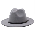 Dettaglio del cappello fedora grigio con fascia in pelle nera e fibbia in metallo - Regolabile / Grigio chiaro
