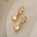 Exquisite vergoldete Herz-Ohrhänger mit Zirkonia-Besatz auf beigem Hintergrund - Gold (Glänzendes Herz)