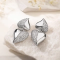 Zilverkleurige hartvormige oorbellen met zirkonia op witte stenen basis - Zilver (45424)