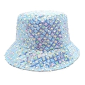 Détail du chapeau bob bleu clair avec sequins irisés et motif de losanges matelassés - M (56-58cm) / Bleu clair