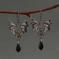Detail von Gothic-Fledermaus-Ohrringen mit schwarzen Kristallanhängern am Ast - Gun Black Fledermaus-Stil (K-1178)