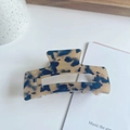 Pinza per capelli media in acetato con classica stampa leopardata beige e nera lucida - Leopardo Chiaro