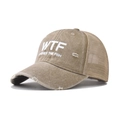 Detailaufnahme der khakifarbenen Mesh-Baseballkappe mit WTF-Print und Used-Look - Khaki