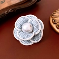 Dettaglio della spilla a camelia in tweed azzurro con bordo intrecciato e perla - Spilla 46# - Bianco - Blu - Perla