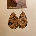 Dettaglio di orecchini a goccia in sughero con motivi mandala neri e ganci dorati eleganti - Motivo Mandala Nero