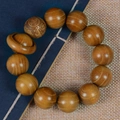 Sandelholz Armband mit Glücksgravuren und einer einzigartigen Perle in Planetenform - 20mm*12 Perlen/Orbit-Ring-Stil