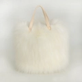 Borsa in pelliccia sintetica bianca con eleganti manici in pelle beige chiaro - Bianco
