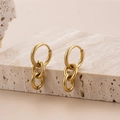 Eleganti orecchini in acciaio al titanio dorato con tripla catena su sfondo di pietra - Stile a Tripla Maglia di Catena (ER-29)
