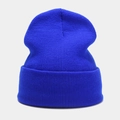 Detailopname van donkerblauwe gebreide muts met fijne ribstructuur en omslagrand - M (56-58cm) / Koningsblauw