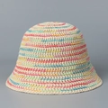 Dettaglio della trama all'uncinetto arcobaleno traspirante di questo cappello estivo - M (56-58cm) / Beige