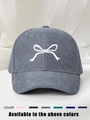 Detalle macro de la textura de pana retro y el bordado de lazo blanco en la gorra de béisbol - Ajustable / Gris