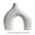 Moderne witte matte keramische vaas in abstracte U-vorm, afmetingen 26cm x 6cm x 24cm - Geboogd Groot / Wit