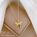 Dettaglio collana ape oro con pietra verde e ali in zircone, dimensioni 1,7x2cm - Stile Ape (F508)