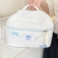 Gesteppte weiße Kosmetiktasche mit blauen Schleifenakzenten und tragbarem Griffdesign - Weiße Kosmetiktasche