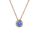 Collana corta in oro rosa con ciondolo a gemma blu rotonda con montatura a castone - Marzo Blu Chiaro - Oro