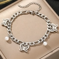 Dettaglio del bracciale in acciaio inossidabile argento con ciondoli a farfalla e perle - Argento