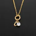 Collar de acero inoxidable chapado en oro 14K con dije letra C y circonita brillante - Letra C / Dorado