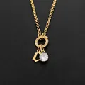 Collar de acero inoxidable chapado en oro 14K con dije letra C y circonita brillante - Letra C / Dorado