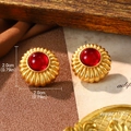 Detalle de pendientes de girasol en esmalte rojo con diámetro de 2,0 cm - Pendientes de botón de piedra preciosa roja dorada