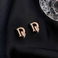 Boucles d'oreilles lettre D en or rose avec zircons baguette sur velours noir chic - Boucle d'Oreille Puce Lettre D avec Strass (E064B) / Or rose