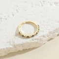 Elegante gouden open ring met blauwe en witte zirkoonstenen op een getextureerde steen - Goud Koningsblauw Rij Stijl (JZ0308-6)