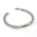Primer plano de pulsera de cadena cubana plateada con placa rectangular de metal cepillado - Color Acero