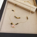 Détails d'un collier doré à deux couches en œil de tigre avec un pendentif poney rose - 49# Collier-Or-Cheval rose oeil de tigre double couche