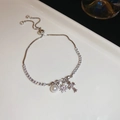 Detalle de pulsera de plata con cruz de circón, estrellas y perlas blancas - Estilo Perla Estrella Cruz Plateada / Plateado