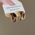 Dettaglio degli orecchini vintage a cerchio C leopardati con cornice in metallo - Perno per orecchini in argento - Caffè