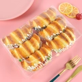 Nahaufnahme von sechs realistischen künstlichen PU-Croissant-Sandwiches in Klarsichtbox - 6er-Set (Eine Box)