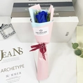 Dettaglio di un bouquet con singola rosa di sapone blu in carta pastello e nastro - Rosa Blu